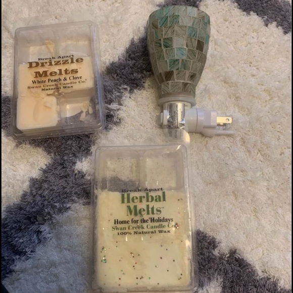 Wall Plug In with Scents Included - Picture 2 of 8